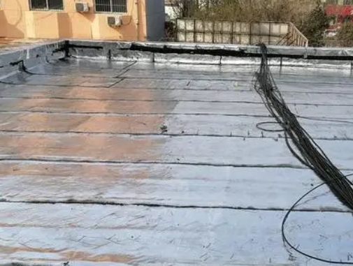 三河卫生间漏水维修公司分享下三河屋面楼顶防水刚性防水层施工要点。